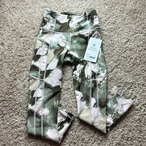 Athleta Ultimate Stash II Capri *NWT*